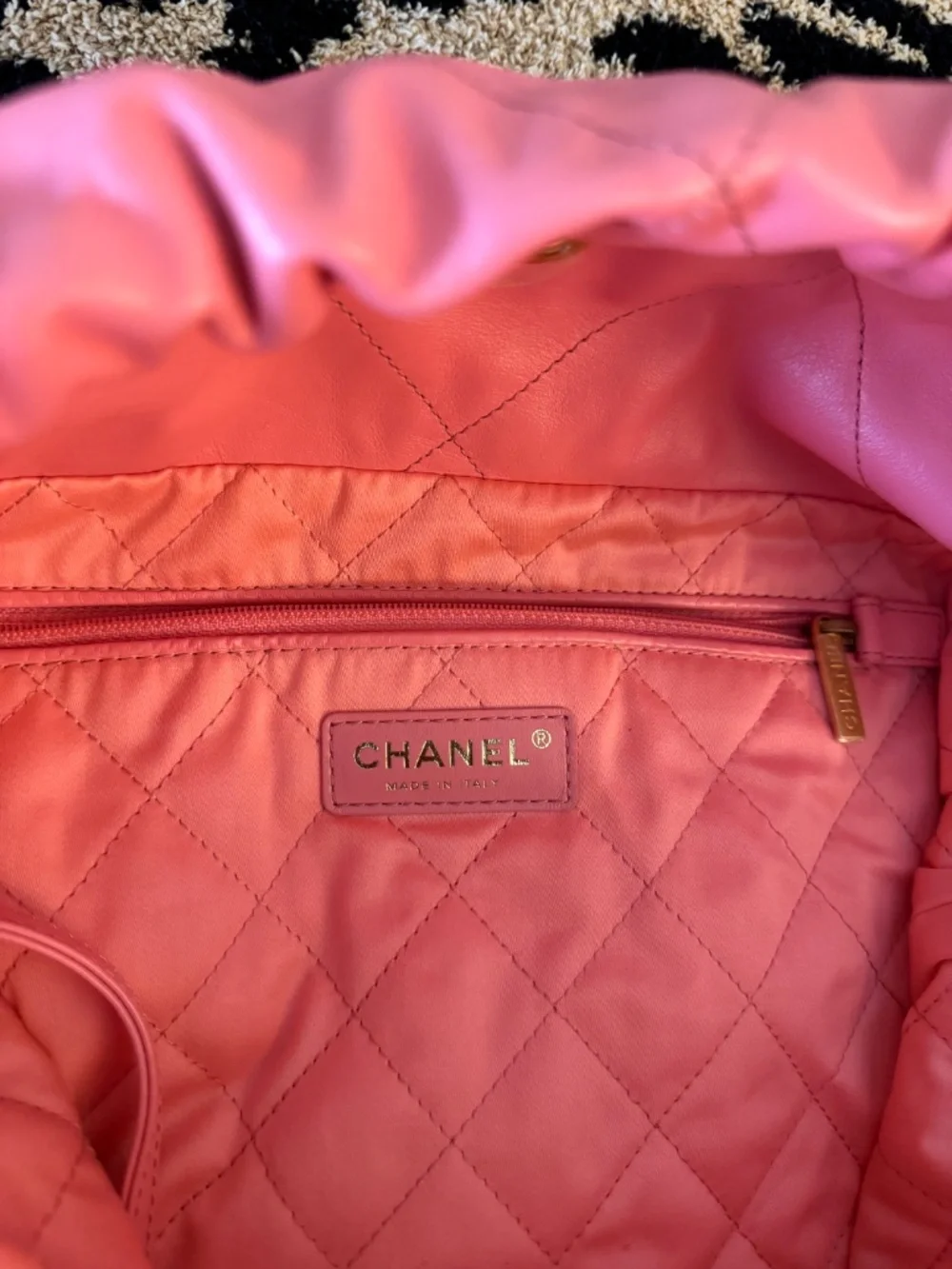 CHANEL 22 Hobo Bag Pink